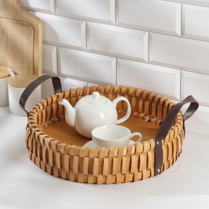 Поднос - корзинка для завтрака Доляна &laquo;Массив&raquo;, с ручками из искусственной кожи, d=35 см