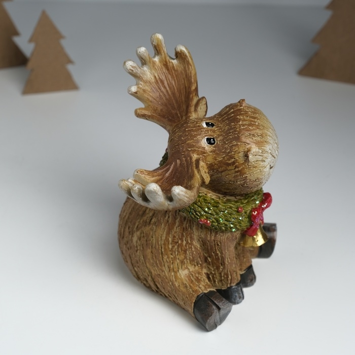 Сувенир полистоун Сувенир полистоун "Лосик Улыбка в еловом венке с бантом и колокольчиком" сидит 13,5х11х16 см 10325