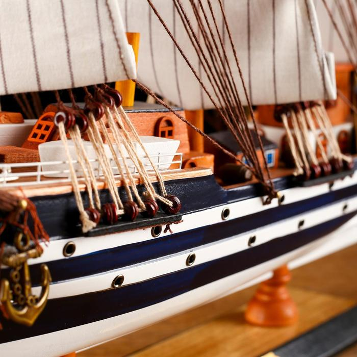 Корабль с белым дном &laquo;Мортан&raquo;