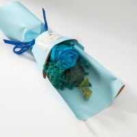 Букет из мыльных лепестков "Роза и эвкалипт" голубой 7,5х11х34,5 см