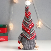 Кукла интерьерная "Дед Мороз с лыжными палками, серый колпак с узорами" 27х12х8 см Кукла интерьерная "Дед Мороз с лыжными палками, серый колпак с узорами" 27х12х8 см