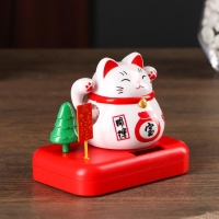 Маятник пластик от солн.батареи "Кот Манэки-нэко с деревом и мешком золота" белый 8х10х6 см   501832