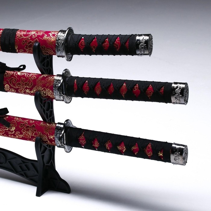 Сув. изделие катаны 3в1 на подставке, ножны ткань, драконы золото на бордо 47/70/89см Сув. изделие катаны 3в1 на подставке, ножны ткань, драконы золото на бордо 47/70/89см