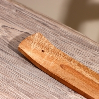 Подставка под благовония "Месяц" дерево бакаян, рог 25 см Подставка под благовония "Месяц" дерево бакаян, рог 25 см