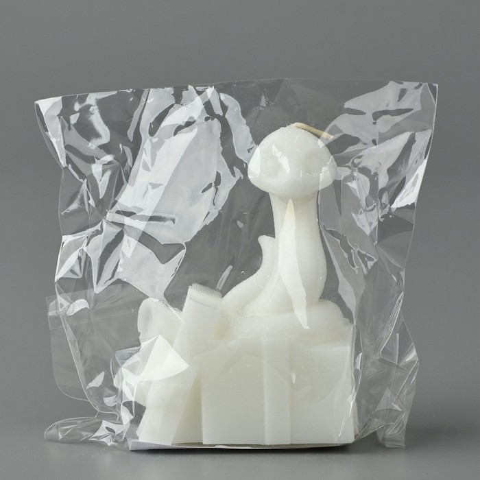 Новый год 2025! Свеча интерьерная &laquo;Новогодняя коллекция: Змейка с подарком&raquo;, белая 77 х 61 х 35