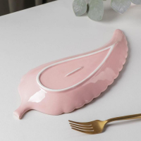 Блюдо керамическое сервировочное &laquo;Рапсодия. Лист&raquo;, 29&times;12&times;2,5 см, цвет розовый