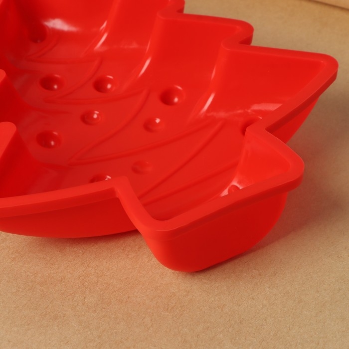 Форма для выпечки новогодняя Доляна &laquo;Ёлочка с гирляндой&raquo;, силикон, 18&times;14,5&times;3,5 см, цвет красный