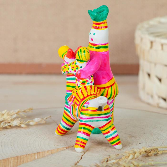 Филимоновская игрушка &laquo;Папа учит сына&raquo;