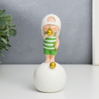 Сувенир полистоун "Малыш в белой бейсболке, с золотым пузырём на шаре" 16х7х8 см