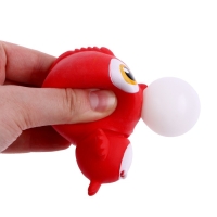 Мялка &laquo;Птица&raquo; надувает шарик