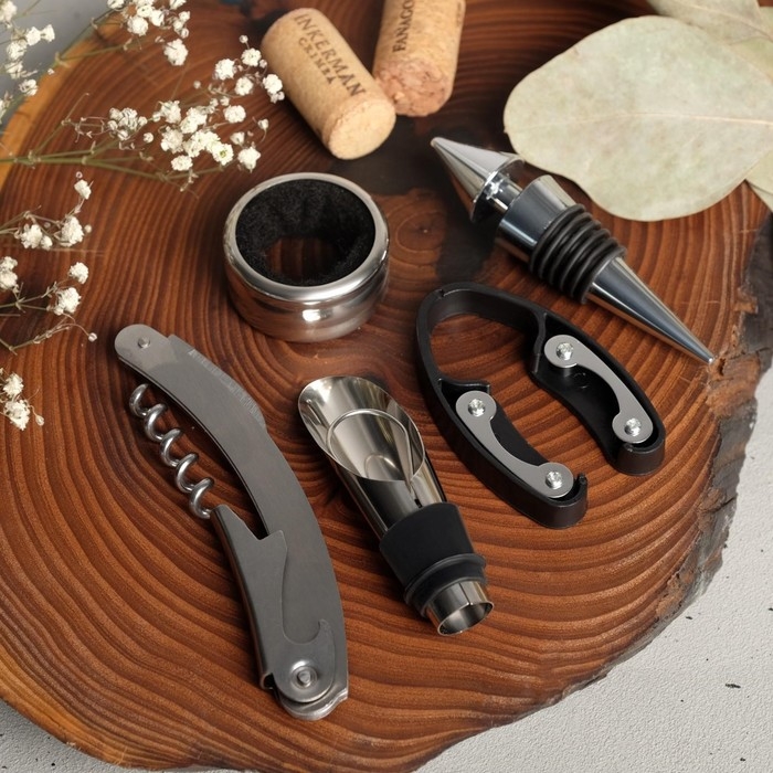 Винный набор: штопор, аэратор, каплеулавливатель, пробка для бутылки вина и нож для фольги «Для ценителей». Винный набор: штопор, аэратор, каплеулавливатель, пробка для бутылки вина и нож для фольги «Для ценителей».