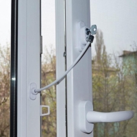 Блокиратор для окон и раздвижных дверей, цвет белый, Крошка Я Блокиратор для окон и раздвижных дверей, цвет белый, Крошка Я