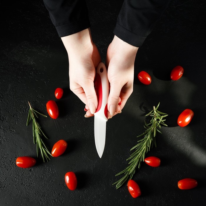 Нож керамический Доляна &laquo;Умелец&raquo;, лезвие 7 см, цвет красный