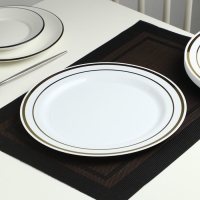 Тарелка пластиковая одноразовая, 23 см, круглая, плоская, цвет белый с золотой каёмкой Тарелка пластиковая одноразовая, 23 см, круглая, плоская, цвет белый с золотой каёмкой