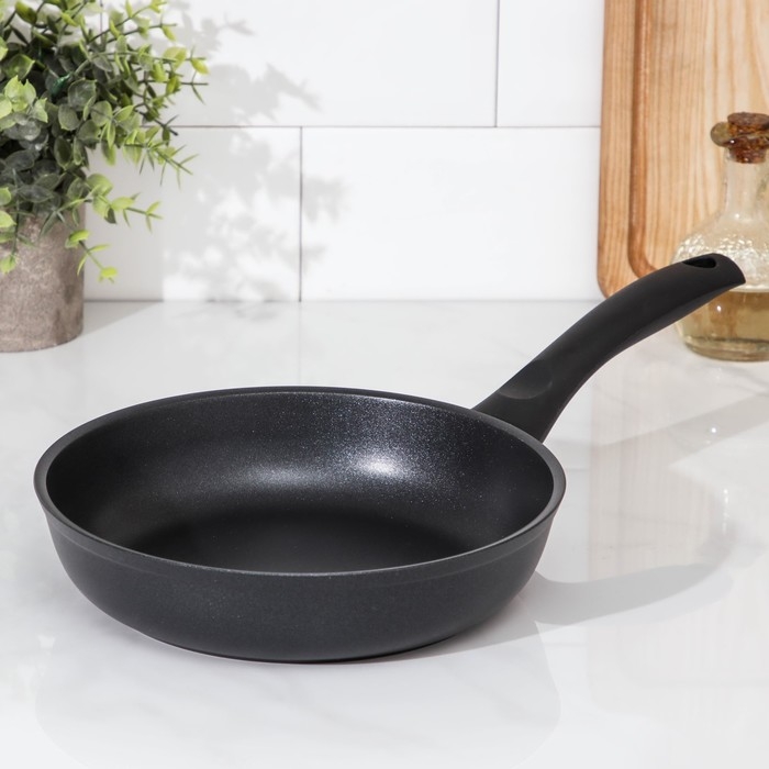 Сковорода &laquo;Традиция&raquo;, d=22 см, пластиковая ручка, антипригарное покрытие, цвет чёрный