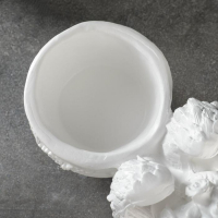 Фигурное кашпо "Спящий ангел" белый 0,65 л / 15х18,5х31см Фигурное кашпо "Спящий ангел" белый 0,65 л / 15х18,5х31см