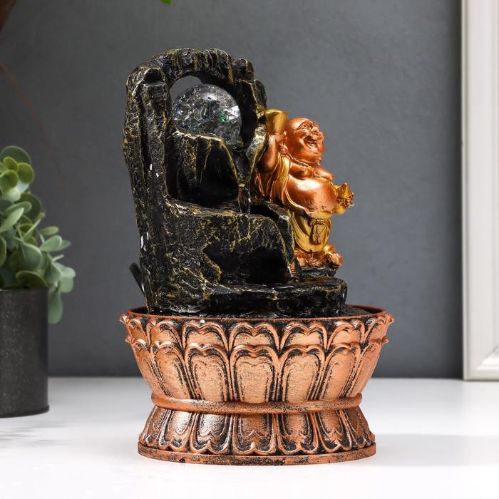 Фонтан настольный от сети, подсветка "Хотей со слитком у грота" 22,5х15х15 см
