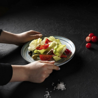 Тарелка фарфоровая обеденная Magistro Garland, d=22 см, цвет голубой Тарелка фарфоровая обеденная Magistro Garland, d=22 см, цвет голубой