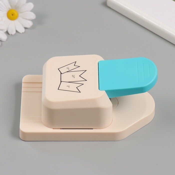 Дырокол фигурный 3в1 рисунок 3,8/5/6,3 см Дырокол фигурный 3в1 рисунок 3,8/5/6,3 см "Флажок" 9х14,9х6,3 см