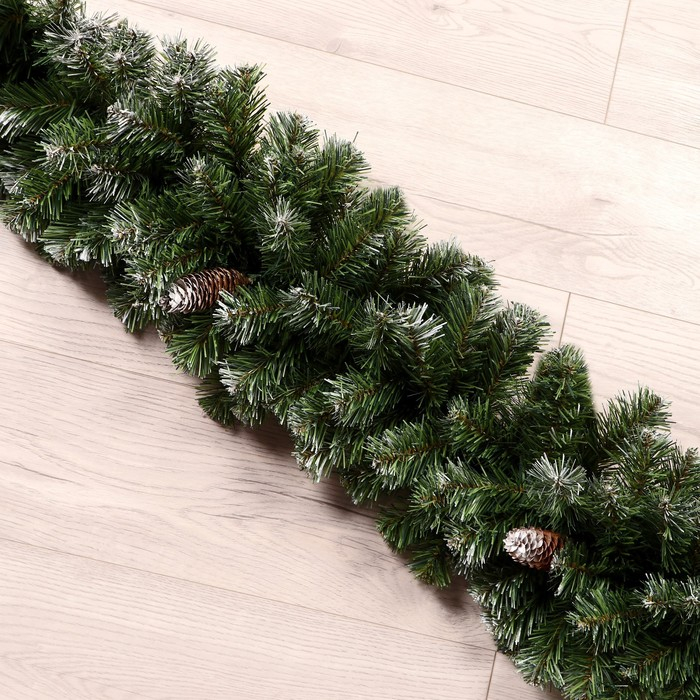 Гирлянда хвойная "Снежная королева" с шишками заснеженная дл. 270 см., d-30 см.,  250 веток