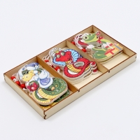 Набор подвесок в деревянной подарочной упаковке, 9 шт. Набор подвесок в деревянной подарочной упаковке, 9 шт.