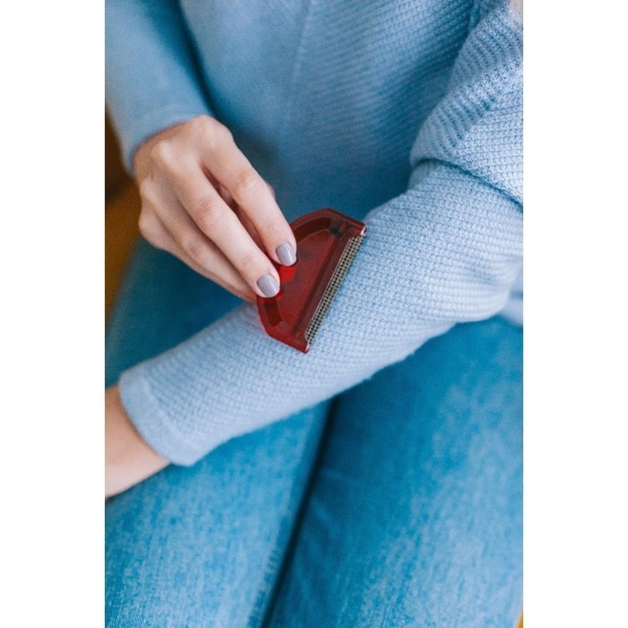 Щётка для удаления катышков, 7,5 × 4,5 × 0,5 см, цвет МИКС Щётка для удаления катышков, 7,5 × 4,5 × 0,5 см, цвет МИКС