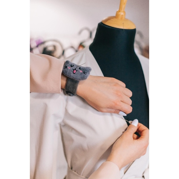 Игольница на браслете &laquo;Кошка&raquo;, 23 &times; 6,5 см, цвет серый МИКС