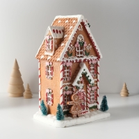 Сувенир полистоун свет "Пряничный домик в глазури с пряничкой, ёлками" 17х12х25,5 см