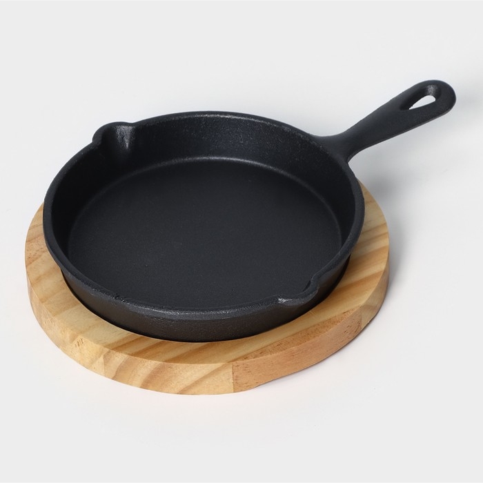 Сковорода чугунная &laquo;Авиньон&raquo;, 21,5&times;15,5&times;2,5 см, с 2 сливами, на деревянной подставке