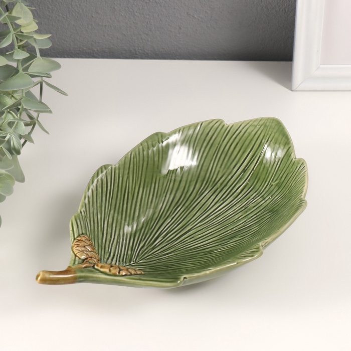 Сувенир керамика подставка Сувенир керамика подставка "Лист с двумя шишками" зеленый 21,7х13,5х4 см