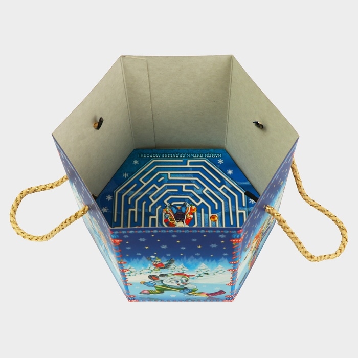 Новый год. Подарочная коробка новогодняя Шестигранник малый Новый год. Подарочная коробка новогодняя Шестигранник малый "Зимние забавы" с веревочными ручками, 210x210x185 мм.