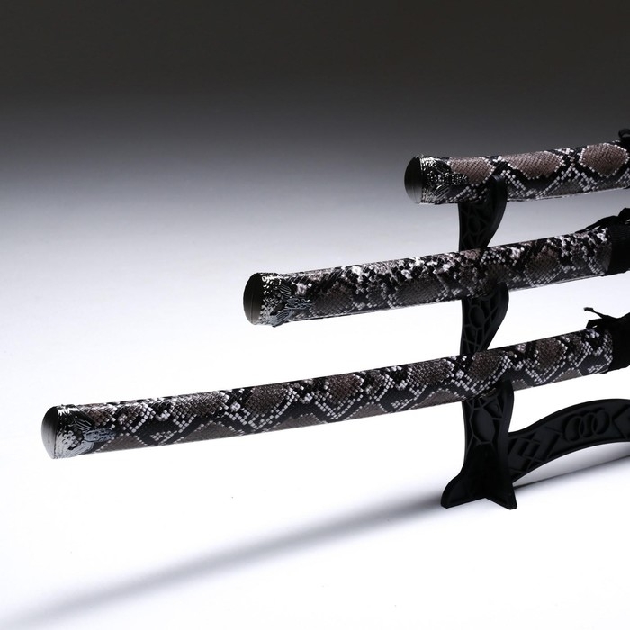 Сув. изделие катаны 3в1 на подставке, ножны кожзам, змея серая 47/70/89см, темная Сув. изделие катаны 3в1 на подставке, ножны кожзам, змея серая 47/70/89см, темная