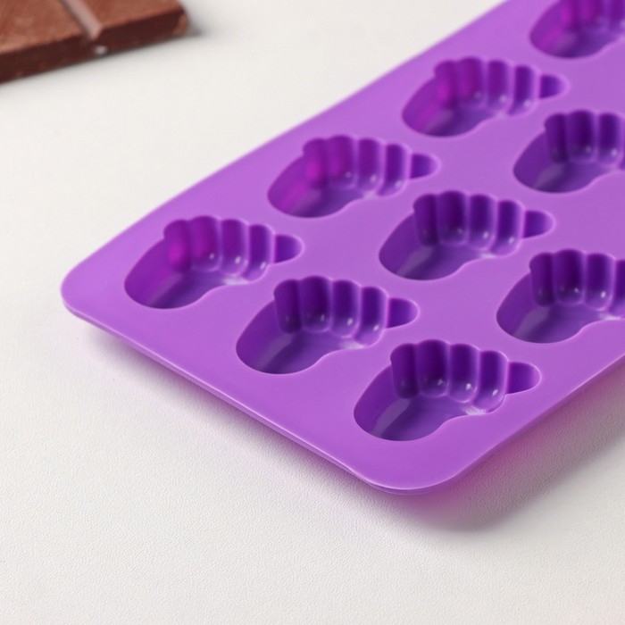 Форма для конфет и шоколада Доляна «Следопыт», силикон, 22×10×1,8 см, 15 ячеек (3,6×2,7 см), цвет МИКС Форма для конфет и шоколада Доляна «Следопыт», силикон, 22×10×1,8 см, 15 ячеек (3,6×2,7 см), цвет МИКС