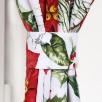 Комплект штор Доляна "Рождественские цветы" 145х180см-2шт. с подхватами, 100% п/э, 140гр/м2 Комплект штор Доляна "Рождественские цветы" 145х180см-2шт. с подхватами, 100% п/э, 140гр/м2