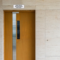 Табличка «ВХОД ТОЛЬКО ДЛЯ ПЕРСОНАЛА» 100×250, клейкая основа Табличка «ВХОД ТОЛЬКО ДЛЯ ПЕРСОНАЛА» 100×250, клейкая основа