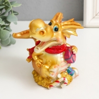 Копилка полистоун "Дракон золотистый в новогоднем шарфе с подарками" МИКС 8,5х11х12,5 см