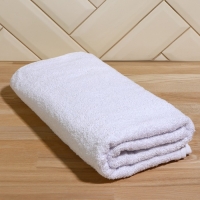 Набор банный, в косметичке, 8 предметов (полотенце 70 &times; 140 см, бутылочки 3 шт, баночки 2 шт, повязка на голову, лопатка) , цвет белый/розовый