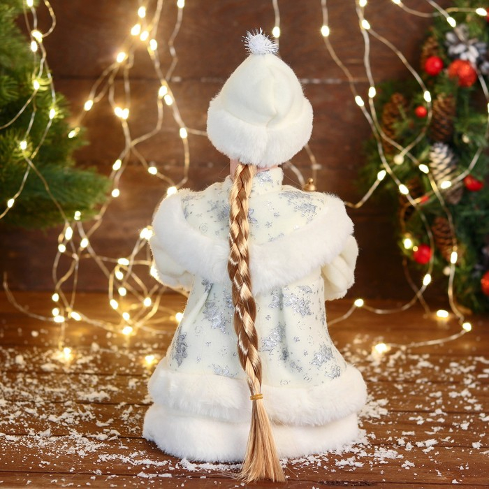 Снегурочка "В белой шубке с сердечком" двигается, 16х30 см