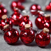 Гирлянда &laquo;Нить&raquo; 1.6 м с насадками &laquo;Шарики с красным конфетти&raquo;, IP20, серебристая нить, 15 LED, батарейки ААх2 (нет в комплекте), свечение тёплое белое