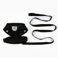 Шлейка дышащая с поводком и светоотражающей нашивкой, S, ОШ 27, ОГ 30-38, черная Шлейка дышащая с поводком и светоотражающей нашивкой, S, ОШ 27, ОГ 30-38, черная