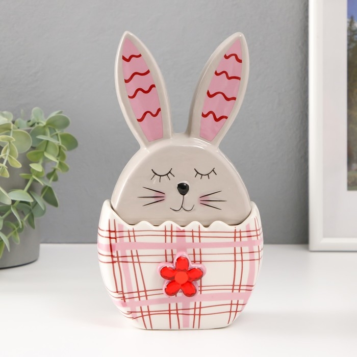 Шкатулка керамика Шкатулка керамика "Зайка в яйце в клеточку, с цветком" серо-красный 11,8х7,2х20,8 см