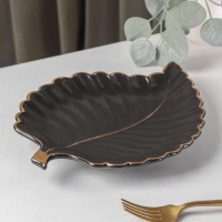 Блюдо керамическое сервировочное &laquo;Рапсодия. Лист&raquo;, 26,5&times;20,5&times;2,5 см, цвет чёрный