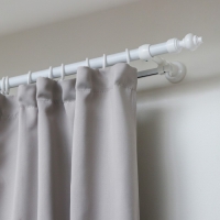 Карниз двухрядный, ширина 140 см, d=28 мм, пластиковые элементы, цвет белый Карниз двухрядный, ширина 140 см, d=28 мм, пластиковые элементы, цвет белый