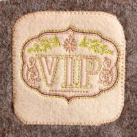 Лежак с вышивкой "ВИП" 150х50 см Лежак с вышивкой "ВИП" 150х50 см