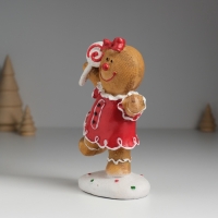 Сувенир полистоун "Пряничка в красном платье, с леденцом" 10х5х14 см Сувенир полистоун "Пряничка в красном платье, с леденцом" 10х5х14 см