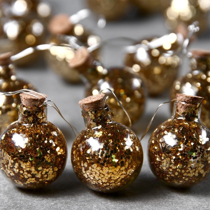 Гирлянда «Нить» 1.6 м с насадками «Шарики с золотистым конфетти», IP20, серебристая нить, 15 LED, батарейки ААх2 (нет в комплекте), свечение тёплое белое Гирлянда «Нить» 1.6 м с насадками «Шарики с золотистым конфетти», IP20, серебристая нить, 15 LED, батарейки ААх2 (нет в комплекте), свечение тёплое белое