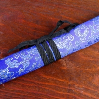 Сув. изделие катаны 2в1 на подставке, ножны ткань, драконы золото на синем 47/70см Сув. изделие катаны 2в1 на подставке, ножны ткань, драконы золото на синем 47/70см