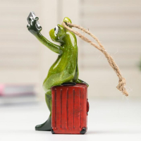 Сувенир полистоун лак "Лягушка-путешественница селфится" 12х6,5х7 см Сувенир полистоун лак "Лягушка-путешественница селфится" 12х6,5х7 см