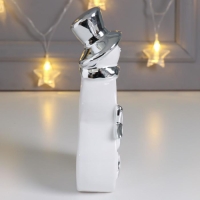 Сувенир керамика "Снеговик в цилиндре и шарфе, со звёздочками" серебро 19,6х6,3х9,5 см