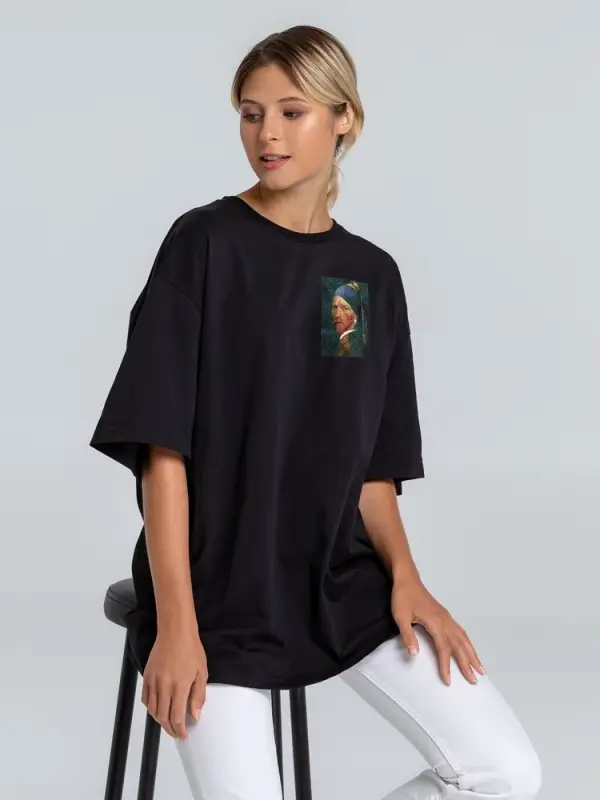 Футболка оверсайз &laquo;Мужчина с жемчужной сережкой&raquo;, черная, размер M/L